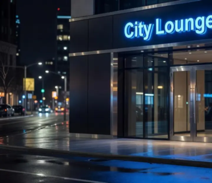 Modern városi épület éjszaka, megvilágított étterem és lounge bejárattal